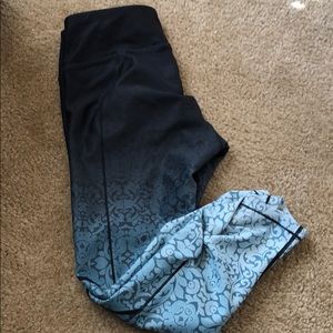 Calia by Carrie Underwood small cropped leggings